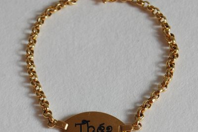 Une gourmette en or gravée Théa.