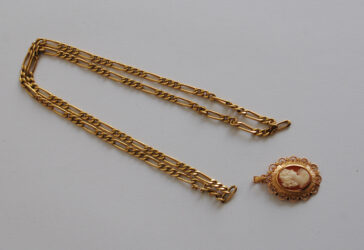Lot de bijoux en or comprenant un camée et une chaîne.