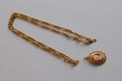 Lot de bijoux en or comprenant un camée et une chaîne.