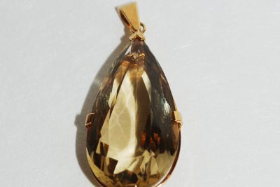 Grand pendentif en or jaune serti d'un quartz fumé.