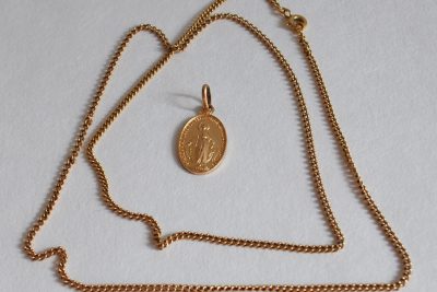 Chaîne en or. Poids brut : 9,9 g On y joint une médaille de la Vierge en métal doré.