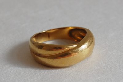 Bague en or jaune à deux anneaux entrelacés. Poids brut : 5,9 g