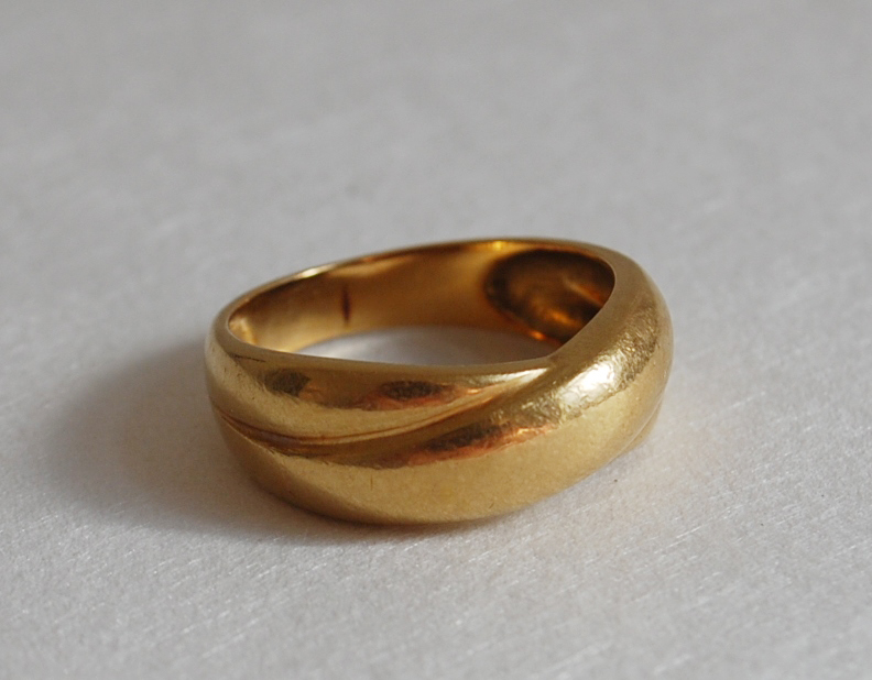 Bague en or jaune à deux anneaux entrelacés. Poids brut : 5,9 g