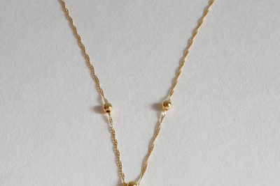 Collier en or à maillons très fins ornés de petites perles dorées. Poids brut : 2,4 g