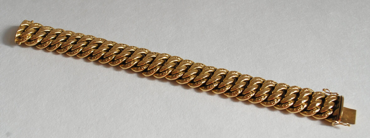 Un bracelet en or à maillons larges torses.