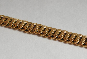 Un bracelet en or à maillons larges torses.