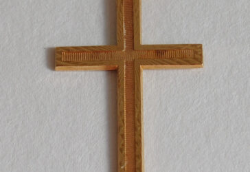 Croix en or montée en pendentif.