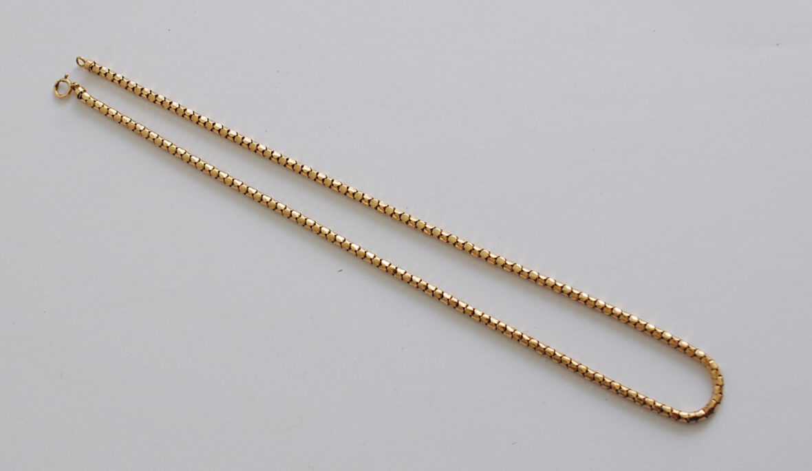 Un collier en or à maillons tubulaires. Poids brut :16 g