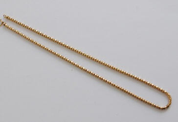 Un collier en or à maillons tubulaires. Poids brut :16 g