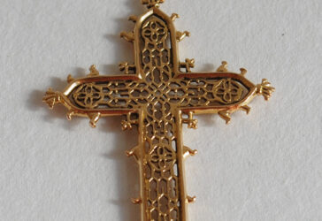 Croix en or à décor ajouré, montée en pendentif. Poids brut : 5,9 g