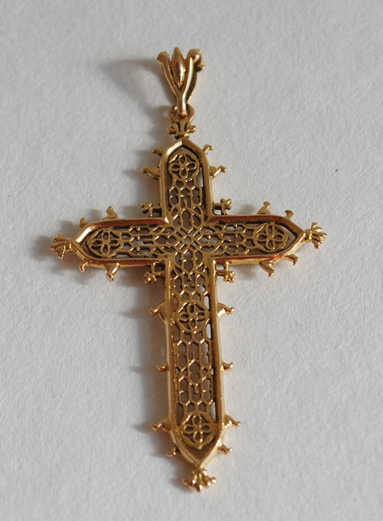 Croix en or à décor ajouré, montée en pendentif. Poids brut : 5,9 g