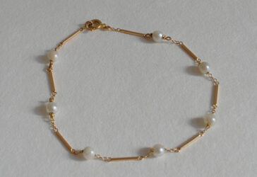 Bracelet gourmette en or jaune à maillon baguette alternés de petites perles de culture.