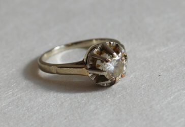 Bague solitaire en or gris sertie d'un diamant taille brillant.