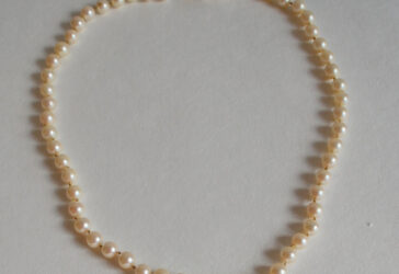 Un collier de perles de culture.