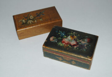Deux petites boîtes à bijoux en bois à décor peint de fleurs au naturel. Fin du XIXe siècle.