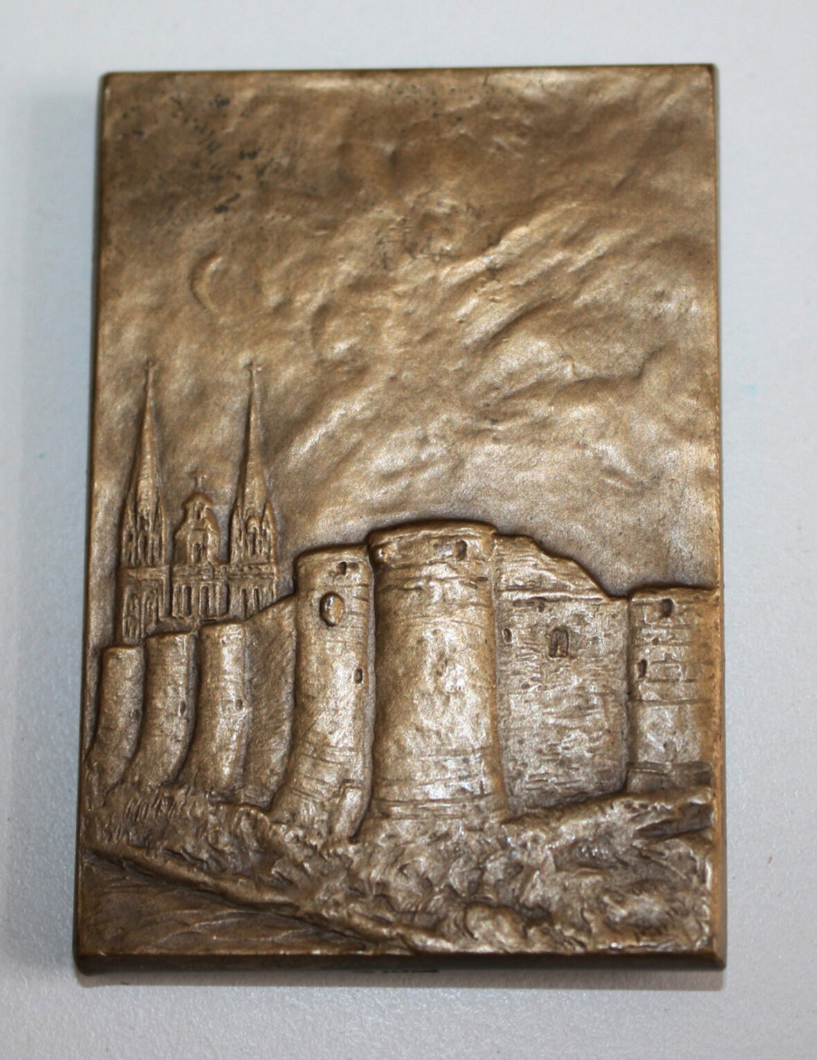 Angevine. Plaquette en bronze signée par Ernesta Robert-Mérignac.
