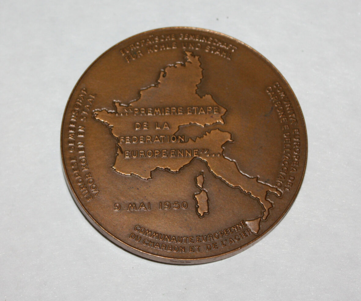 Médaille en bronze à l’effigie de Robert Schuman, signée par R. Cochet.