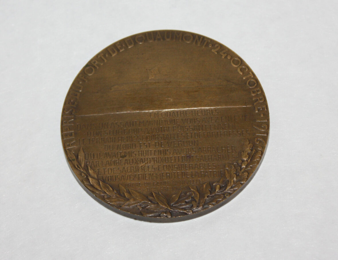 Le Général Mangin devant Douaumont, médaille en bronze signée par Pillet.