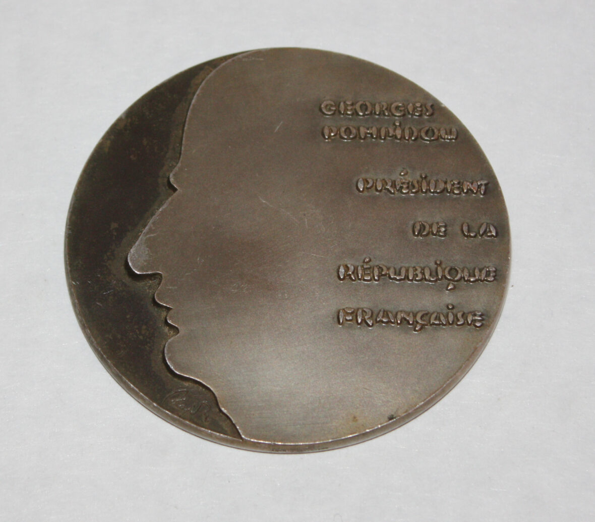 A Georges Pompidou, président de la République française, médaille en bronze.