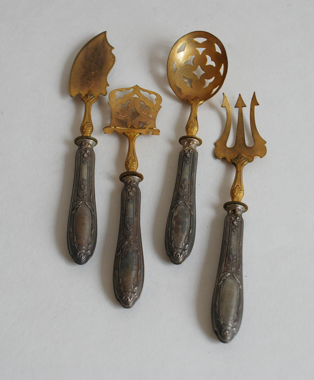 Service à bonbons en argent fourré et métal doré, décor de style Louis XVI. Poinçon Minerve.