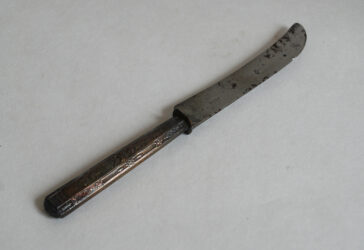 Un couteau à manche en argent fourré à décor de style Renaissance. Poinçon Minerve. Dans son coffret.