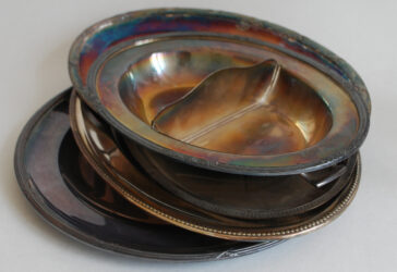 Ensemble en métal argenté comprenant 4 plats à hors d’œuvre de forme oblong et un plat rond.