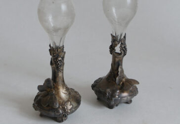 Paire de petits vases soliflores en métal argenté à décor Art Nouveau, le récipient en verre gravé.