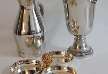 Lot comprenant deux pichets l'un en étain, l'autre en métal argenté et un présentoir en métal argenté et doré.