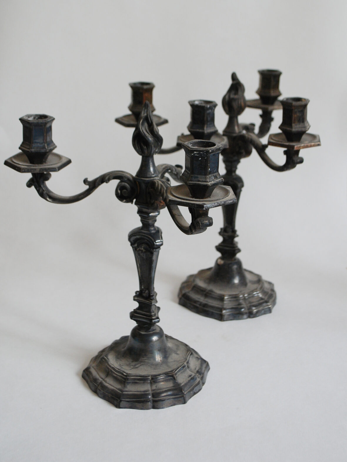 Paire de candélabres en bronze en partie désargenté à trois lumières. De style Louis XV.