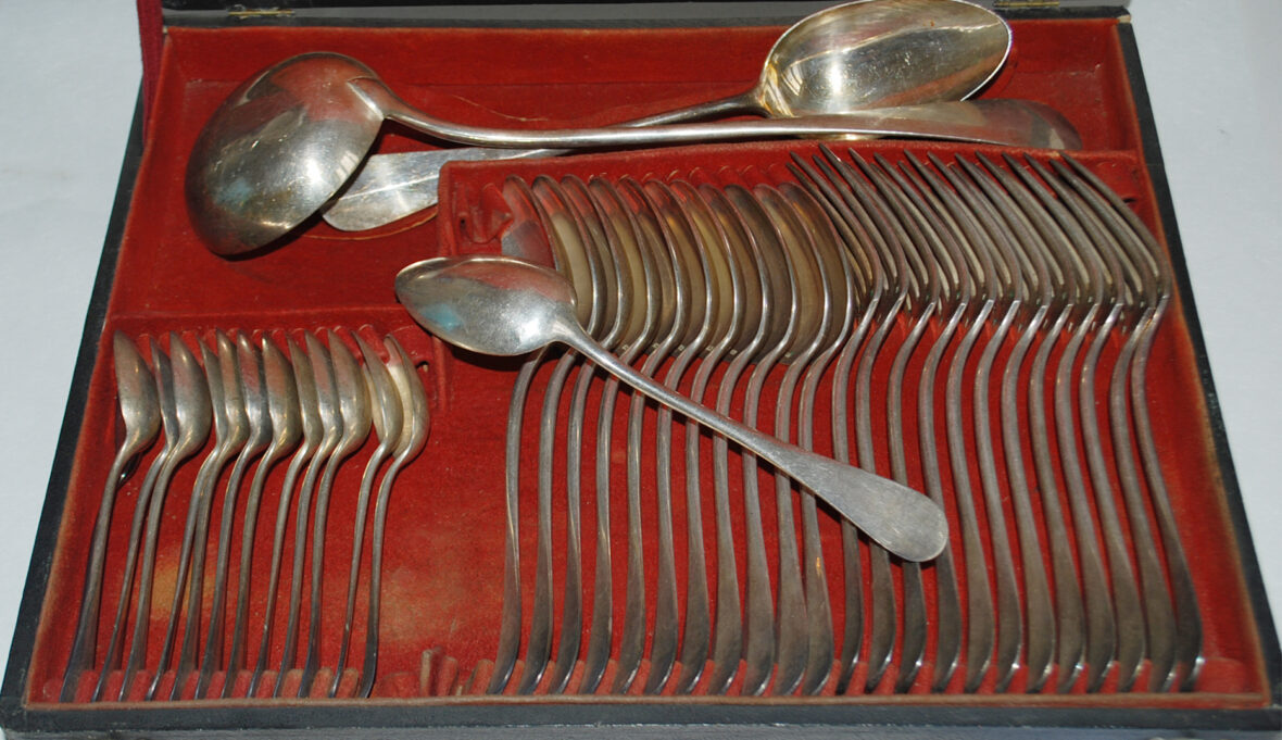 Partie de ménagère en métal argenté comprenant une louche, une cuillère à ragoût; 12 couverts de table, 12 petites cuillères.