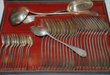 Partie de ménagère en métal argenté comprenant une louche, une cuillère à ragoût; 12 couverts de table, 12 petites cuillères.