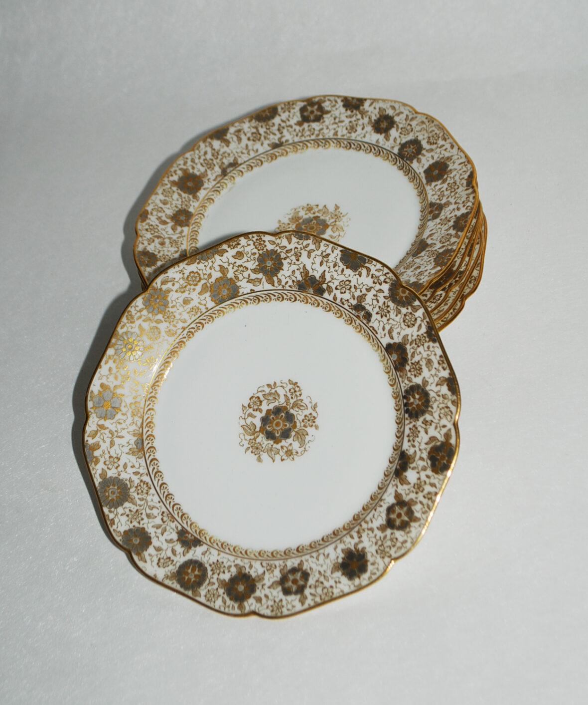 HAVILAND Six petites assiettes à dessert de forme chantournée à décor sur l'aile de fleurettes dorées. Fin du XIXe siècle.