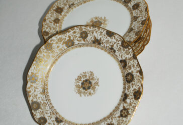 HAVILAND Six petites assiettes à dessert de forme chantournée à décor sur l'aile de fleurettes dorées. Fin du XIXe siècle.