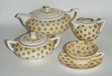 Partie de service à thé en porcelaine à décor polychrome de fleurettes et filets doré comprenant une théière, un pot à lait, un sucrier, 8 tasses et 11 sous tasses. (Accidents).