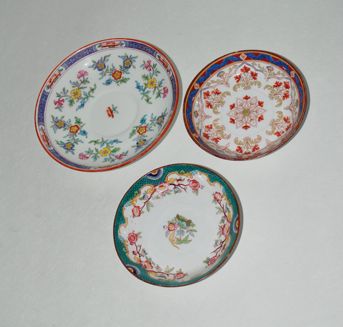 Trois petites soucoupes en porcelaine dont l'une en Minton.