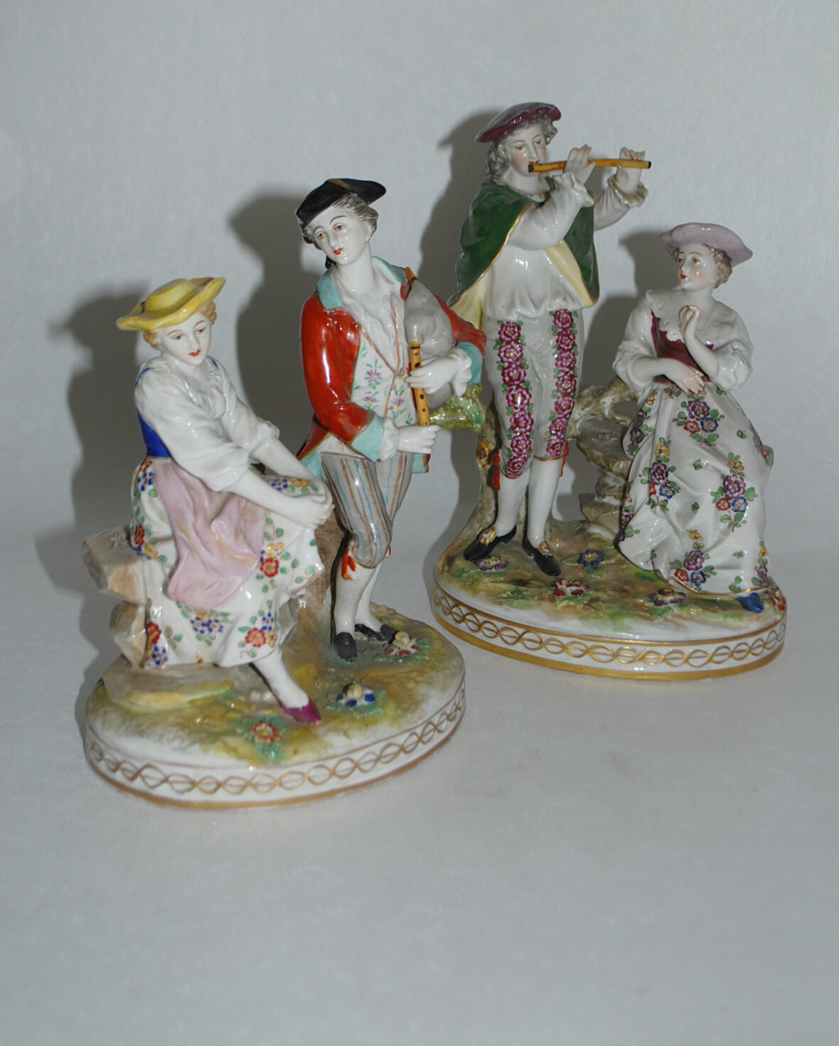 Deux groupes en porcelaine dans le goût de Meissen à décor de scènes galantes.