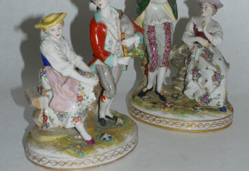 Deux groupes en porcelaine dans le goût de Meissen à décor de scènes galantes.