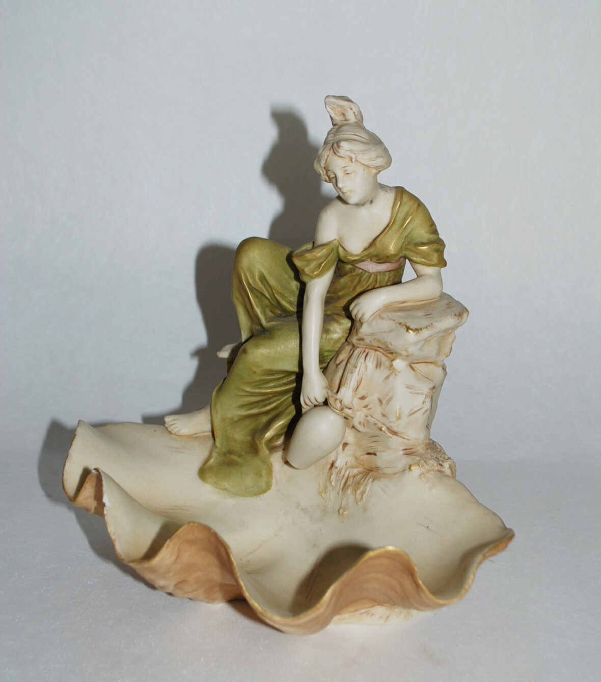 ROYAL DUX COPENHAGUE. Coupe en porcelaine à décor d'une femme puisant de l'eau dans un coquillage.