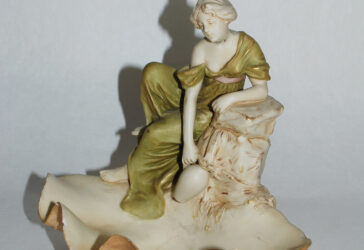 ROYAL DUX COPENHAGUE. Coupe en porcelaine à décor d'une femme puisant de l'eau dans un coquillage.