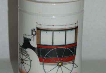 Pot couvert en porcelaine de Paris à décor lithographié d'un omnibus. Fin du XIXe siècle.