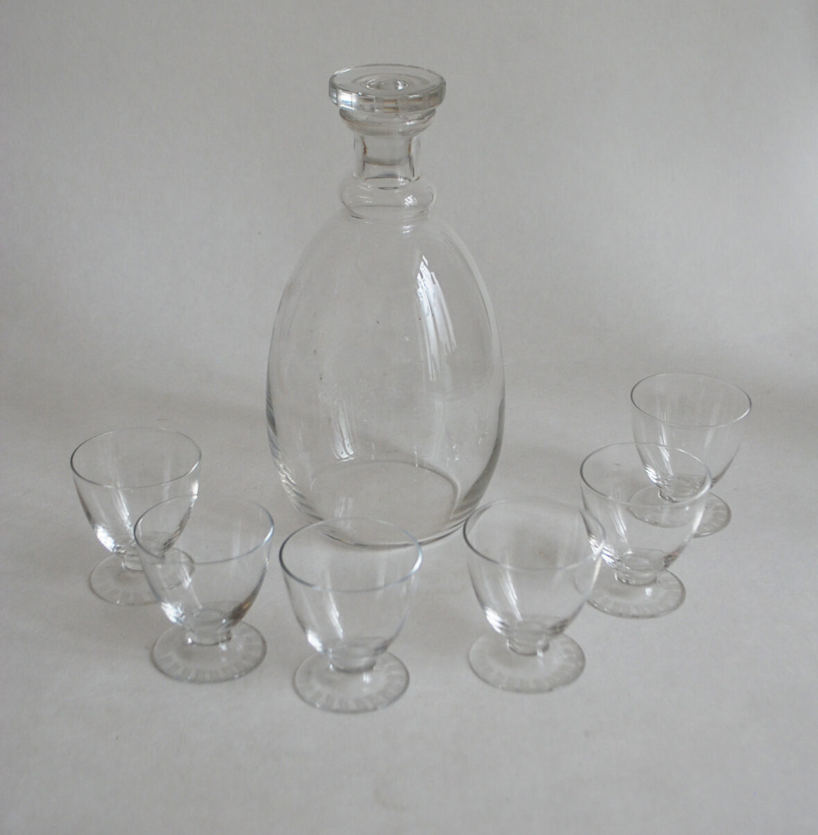 DAUM Service à liqueur en cristal à décor de cannelures comprenant une carafe et 6 verres sur piédouche.