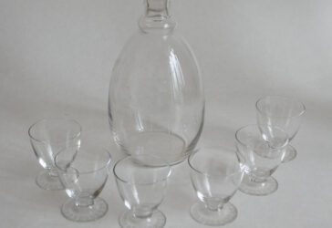 DAUM Service à liqueur en cristal à décor de cannelures comprenant une carafe et 6 verres sur piédouche.