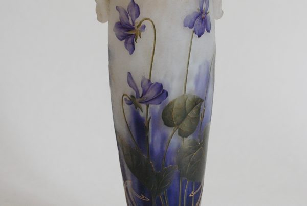DAUM Nancy Petit vase amphore à décor gravé à l'acide d'iris sur fond sablé, rehauts de dorure. Vers 1900. Signé.