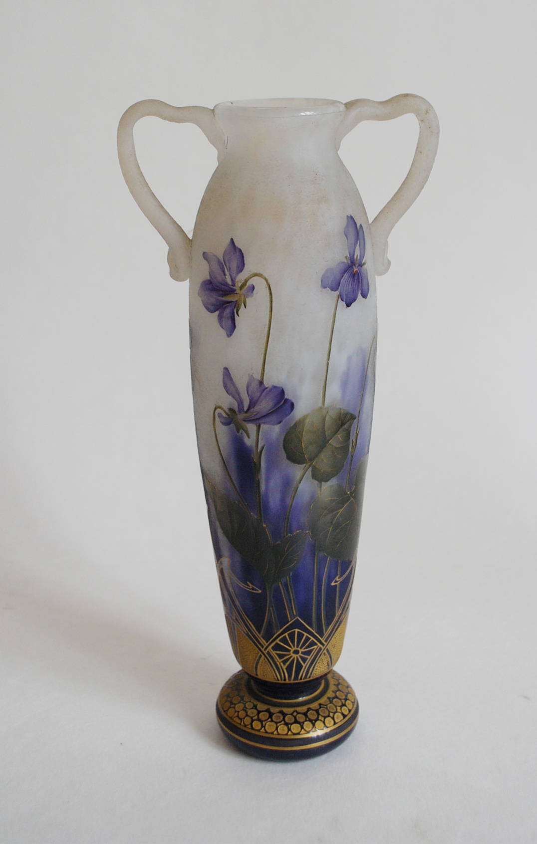 DAUM Nancy Petit vase amphore à décor gravé à l'acide d'iris sur fond sablé, rehauts de dorure. Vers 1900. Signé.