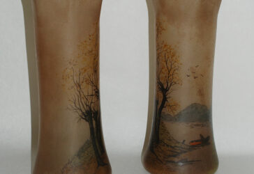 LEGRAS Paire de vase en verre à décor de paysage animé, le col à section hexagonale. Signés.