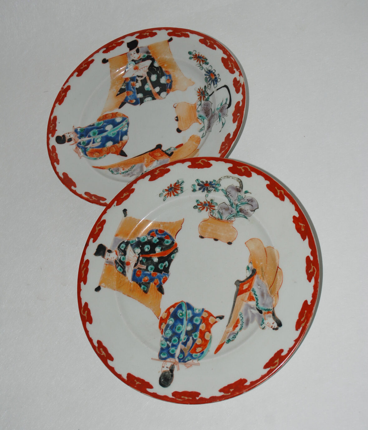 Paire d'assiettes en porcelaine émaillée polychrome à décor de personnages. Japon, XXe siècle. Diam. : 21,5 cm