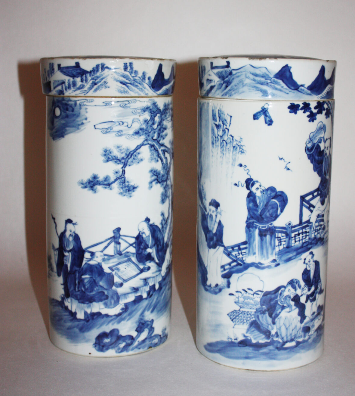 Paire de vases rouleaux couverts en porcelaine à décor blanc bleu. Chine, vers 1900.