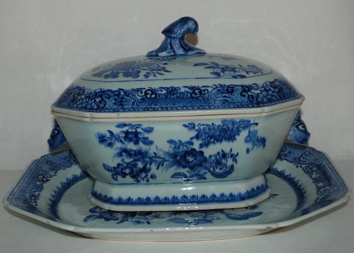 Terrine couverte et son plateau en porcelaine en camaïeu blanc bleu. Chine, Quianlong, XVIIIe siècle.
