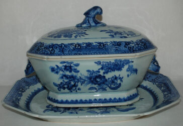 Terrine couverte et son plateau en porcelaine en camaïeu blanc bleu. Chine, Quianlong, XVIIIe siècle.