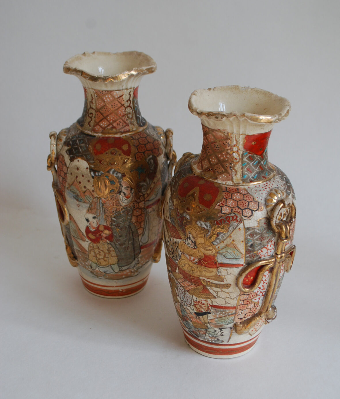 Paire de vase balustres à col mouvementé à décor de scènes animées en faïence de Satzuma. Japon, XIXe-XXe siècle.